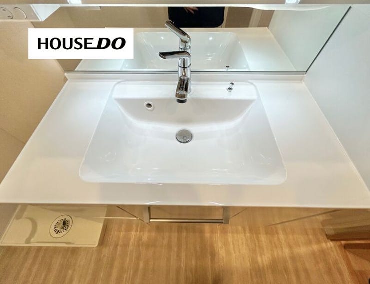 広さのある洗面ボウルは、水はねしにくくお手入れもしやすい仕様。忙しい朝も快適に使えそうです。