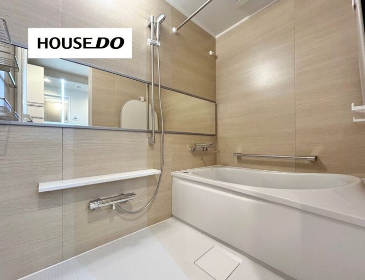 やわらかな木目調パネルが落ち着きを感じさせるバスルーム。一日の終わりに、ほっと心をゆるめる癒しの時間を過ごせます。