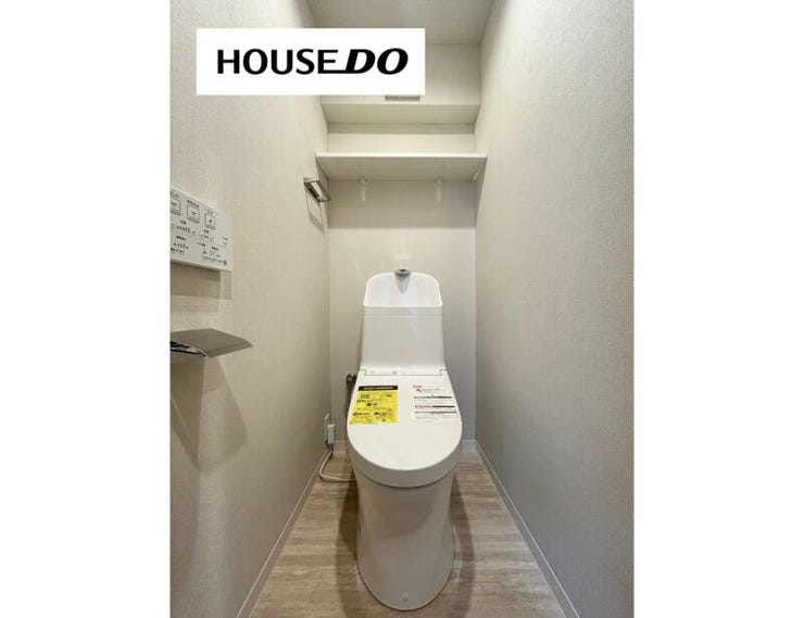 シンプルで清潔感のあるトイレ空間。上部棚付きなので、ストック類や掃除用品もすっきり収納できます。