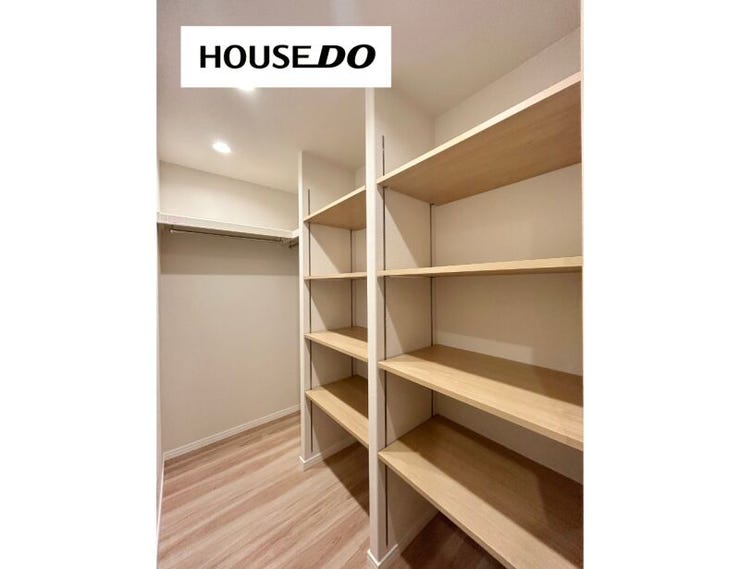 棚とハンガーパイプを備えた大容量収納。衣類はもちろん、バッグや季節家電までまとめてしまえて、お部屋を広く使えます。