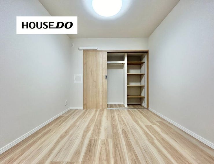 収納付きでお部屋をすっきり保ちやすい洋室。暮らしやすさを考えた、使い勝手の良いプライベート空間です。