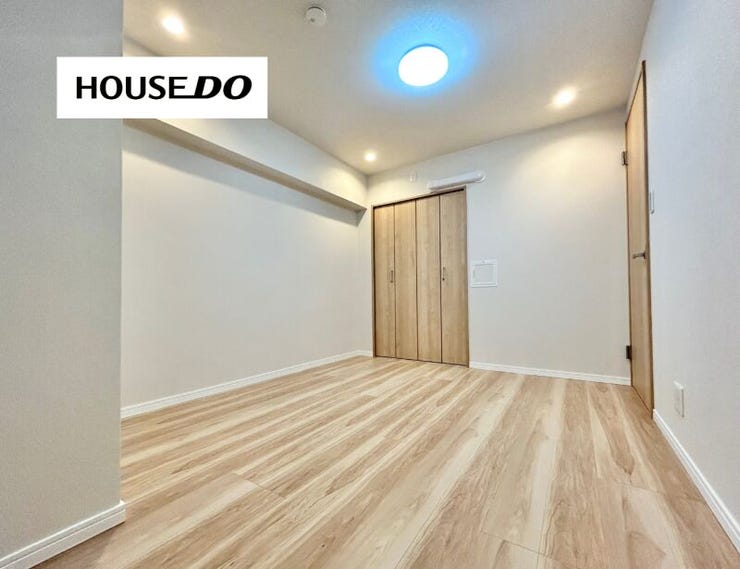 明るくやさしい色合いでまとめられた洋室は、寝室にも子ども部屋にもおすすめ。シンプルなので家具選びも楽しめそうです。