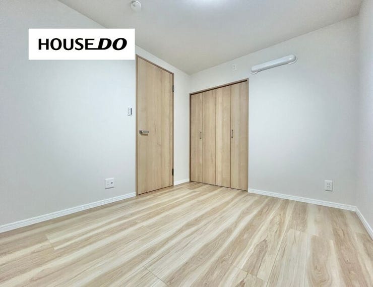 すっきりとした形でレイアウトしやすい洋室。ベッドやデスクを置いても、心地よい自分だけの空間がつくれそうです。