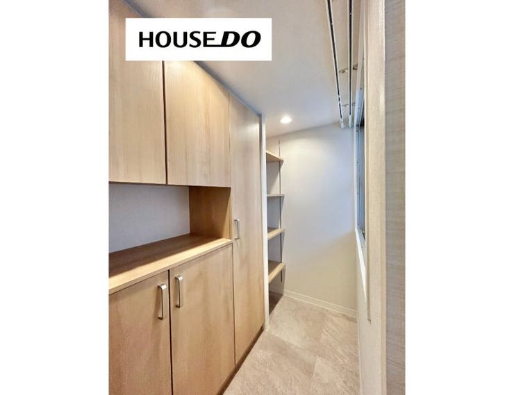 収納力のある玄関まわりで、靴や日用品もすっきり。ベビーカーの置き場所にも困りませんね◎