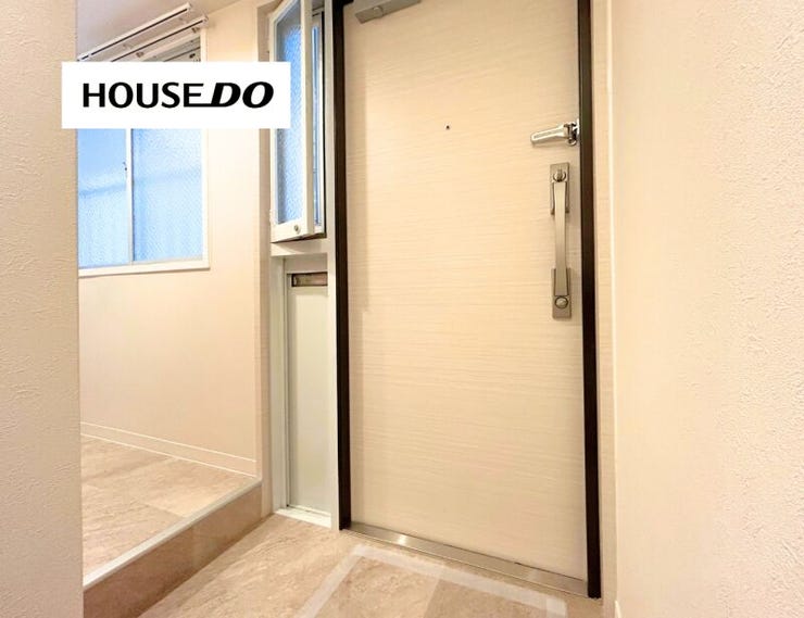 収納力のある玄関まわりで、靴や日用品もすっきり。帰宅した瞬間から整った空間が迎えてくれる、気持ちの良い住まいです。