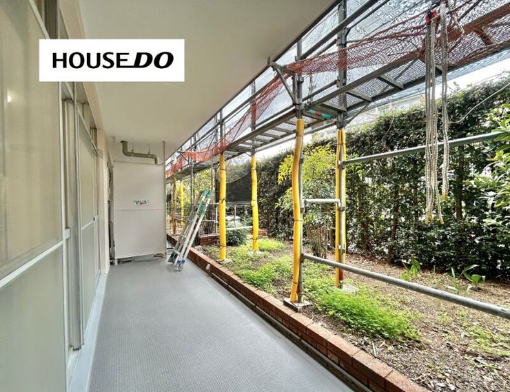 お部屋の前に広がる空間は、外の空気を感じながら気分転換できる場所。植栽の緑を眺めながら、ゆったり過ごす時間も楽しめそう