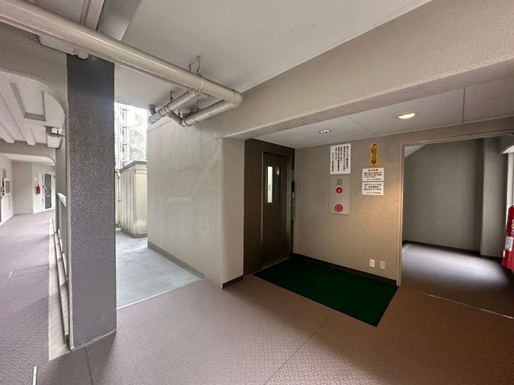 共用部はすっきりと整えられており、毎日の移動も安心感のある印象。エレベーター付きなので、お買い物帰りや荷物が多い日にも便利です。
