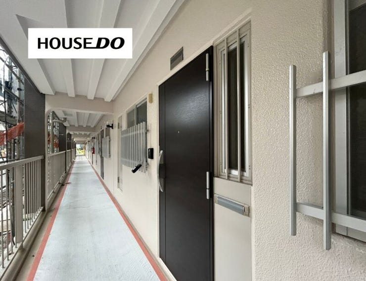 修繕もしっかり行われており、玄関ドアも綺麗です。