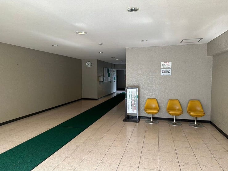 落ち着いた雰囲気のロビー空間が、住まい全体に安心感をプラス。来客時にも印象がよく、管理の行き届いた暮らしを感じられます。