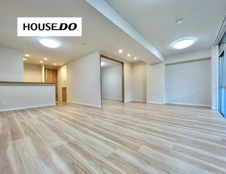 ゆったり広がるLDKは、ソファやダイニングを置いても開放感たっぷり。家族がそれぞれの時間を過ごしながら、自然と同じ空間に集まれる間取りです。