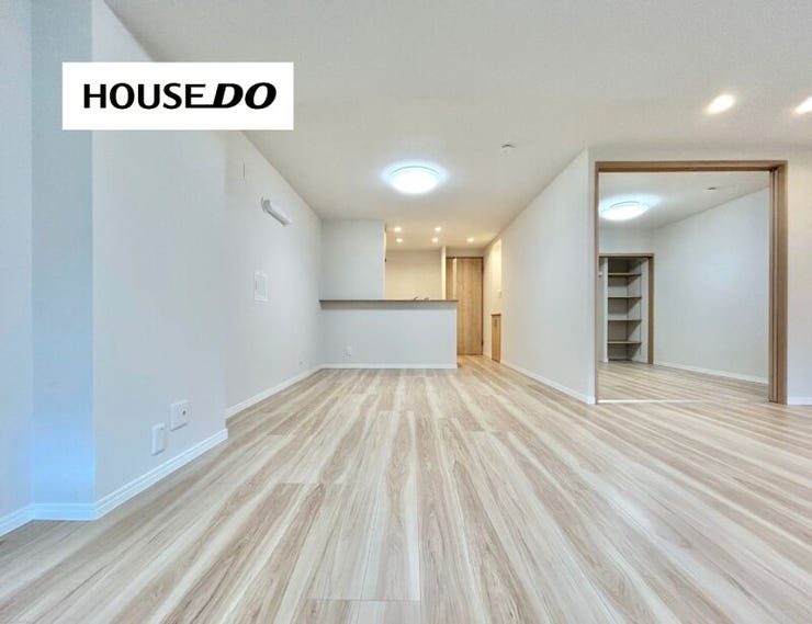 キッチンからリビング全体が見渡しやすく、家事をしながらご家族との会話も楽しめます。毎日の暮らしが心地よく整いそうな空間です。