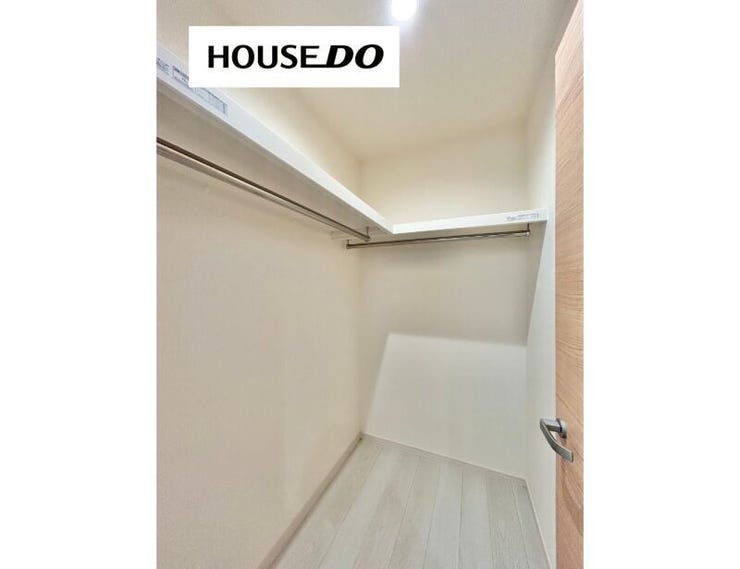 衣類をまとめて収納できるウォークインクローゼット。
季節物もすっきり収まり、居室を広く使えます。