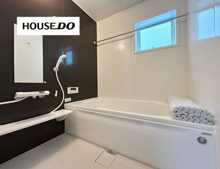 落ち着いたアクセントパネルが印象的なバスルーム。
一日の疲れをゆっくり癒せる、くつろぎの空間です。