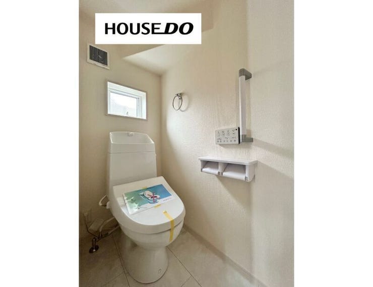 窓付きで換気しやすい清潔感のあるトイレ。
温水洗浄機能付きで快適にお使いいただけます。