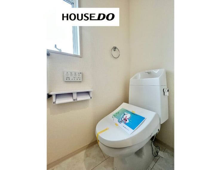 シンプルで使いやすい設計のトイレスペース。
手すり付きで小さなお子様やご年配の方にも配慮されています。