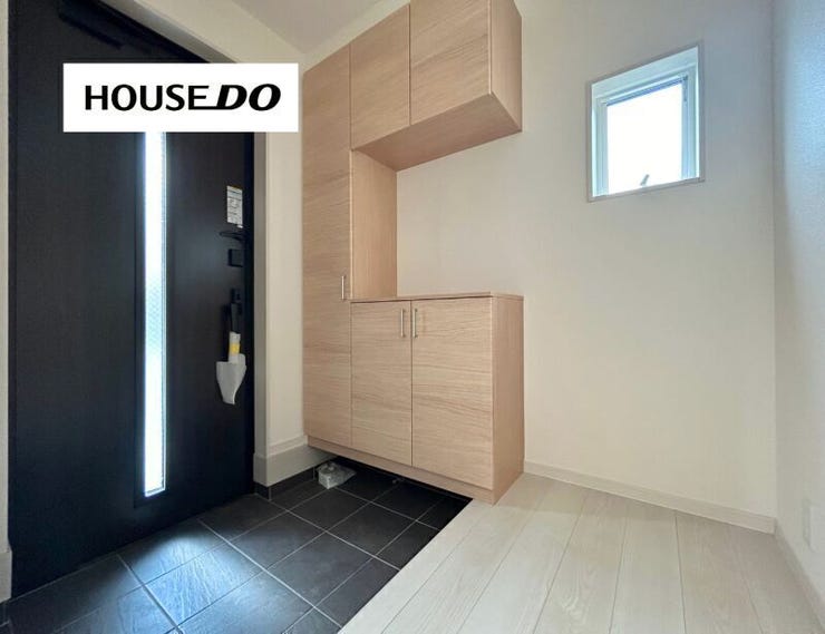 収納力のあるシューズボックス付き玄関。
家族全員の靴をすっきり整理でき、いつでも気持ちよくお出迎えできます。