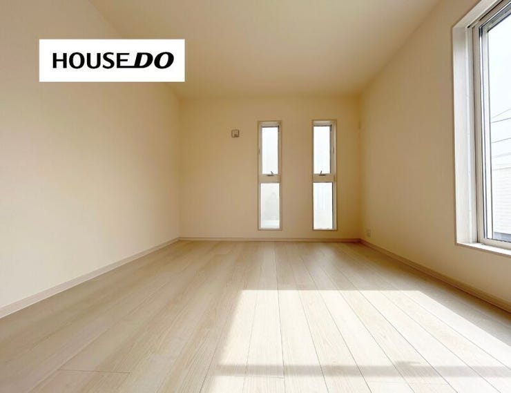 やさしい陽光が差し込む明るい洋室。
主寝室としてもゆとりのある広さです。