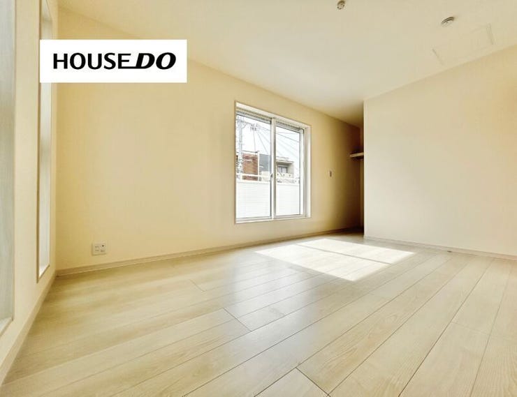 大きな窓から光が入る心地よい空間。
ベッドやデスクを置いても余裕があります。