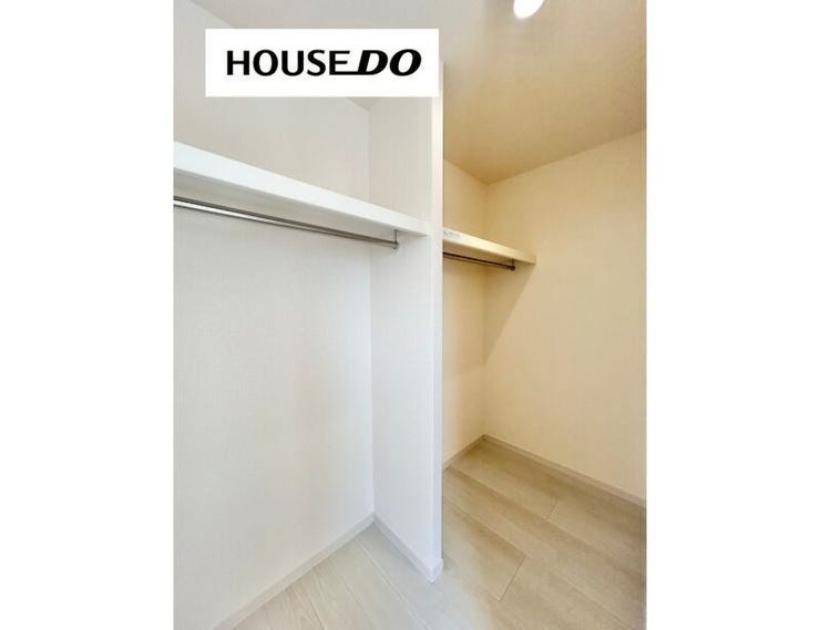 衣類だけでなくスーツケースや季節家電も収納可能。
「しまう場所に困らない」安心の収納力です。