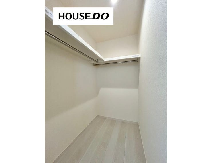 衣類をまとめて収納できるウォークインクローゼット。
季節物もすっきり収まり、居室を広く使えます。