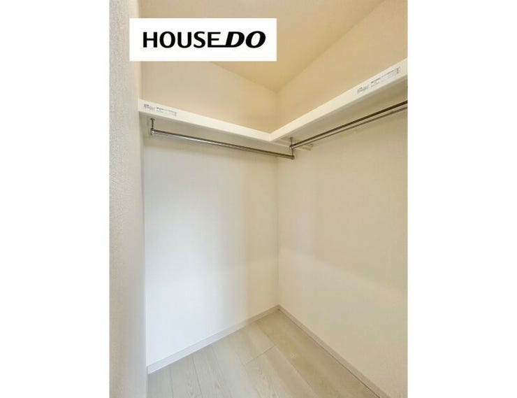 衣類をまとめて収納できるウォークイン仕様。
衣替えの手間もぐっと減りそうです。
