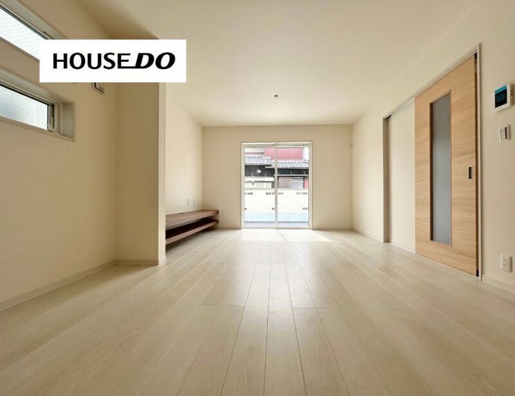 大きな掃き出し窓からやわらかな光が差し込む明るい空間。
朝はカーテンを開けて、気持ちよく一日をスタートできそうです。