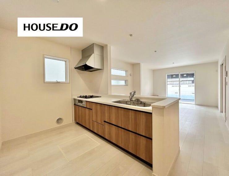 リビングを見渡せる対面キッチン。
料理をしながら家族の様子が見える、子育て世帯に嬉しい設計です。