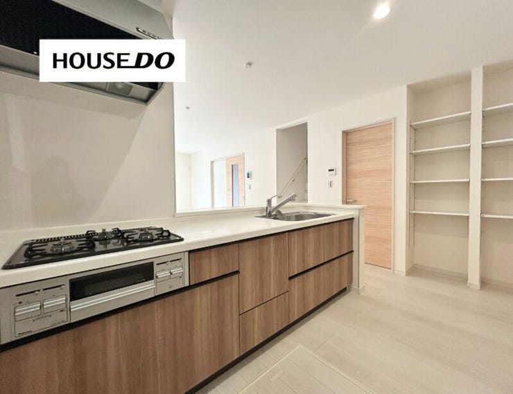 収納力のあるシステムキッチンで、調理器具や食材もすっきり整理。
毎日のお料理時間が快適になります。