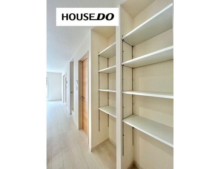 日用品のストックや食材の収納に便利な可動棚。
使い方に合わせて高さ調整できるのも嬉しいポイントです。