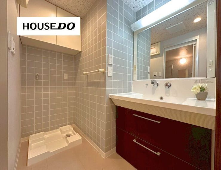 タイル調クロスが印象的な洗面室は、毎日使う場所だからこそ気分が上がるデザイン。洗濯機置場もゆったり確保されています。