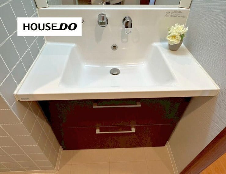 ワイドな洗面ボウルで朝の身支度もスムーズ。使いやすさとお手入れのしやすさを兼ね備えた洗面化粧台です。