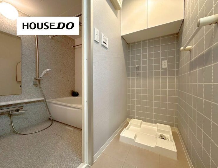 タイル調クロスが印象的な洗面室は、毎日使う場所だからこそ気分が上がるデザイン。洗濯機置場もゆったり確保されています。