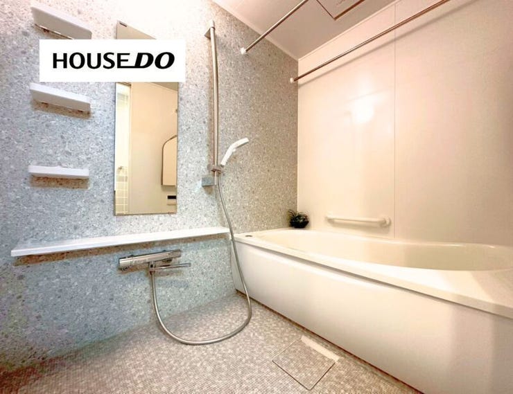 やさしい色合いでまとめられた浴室は、一日の疲れをゆったり癒せる空間。足を伸ばしてくつろぎやすい浴槽も嬉しいポイントです。