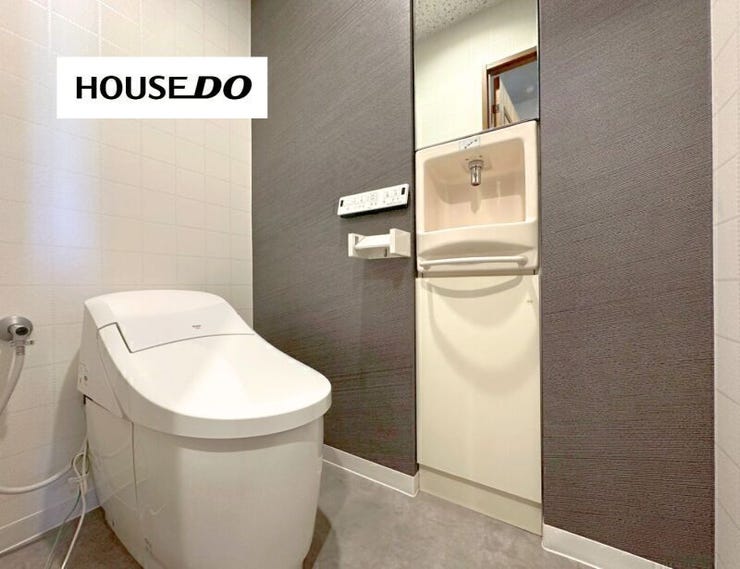 手洗い付きですっきりとしたトイレ空間。落ち着いたアクセントクロスが、上品で清潔感のある印象を演出します。