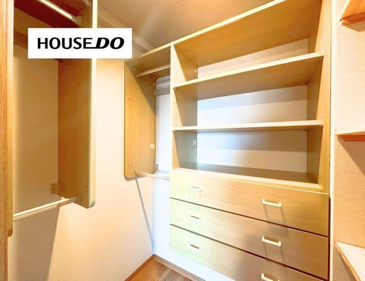 棚・引き出し・ハンガーパイプを備えた収納スペースで、衣類や小物を見やすく整理。生活感を抑えてすっきり暮らせます。