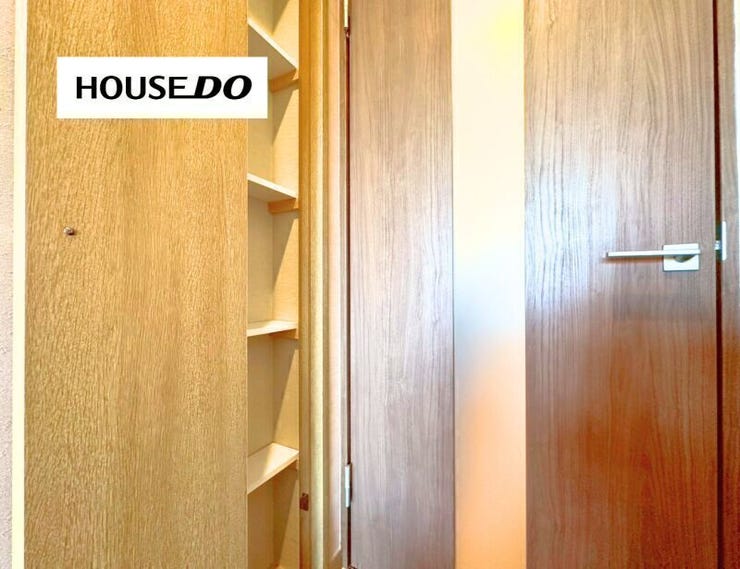 日用品やストック類の整理に便利な可動棚付き収納。使う場所の近くにしっかり収納があると、毎日の暮らしがぐっと整います。