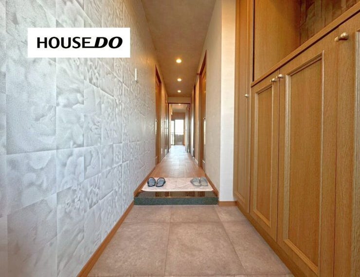 玄関から奥までまっすぐ伸びる廊下が、住まい全体にゆとりある印象をプラス。収納も備わり、すっきりした玄関まわりを保てます。