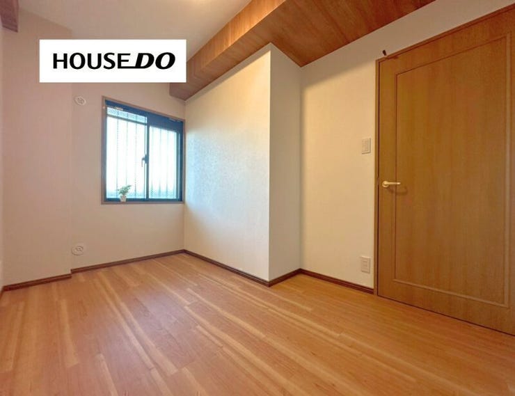 シンプルで家具配置しやすい洋室。ベッドやデスクを置いても使いやすく、主寝室や子ども部屋にもぴったりです。