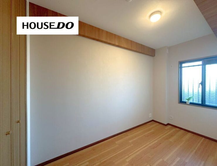 やさしい光が差し込む、落ち着いた洋室空間。プライベートな時間をゆっくり過ごせるお部屋です。