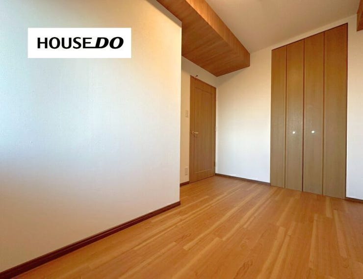 収納付きでお部屋を広く使いやすい設計。暮らしやすさをしっかり考えた、使い勝手のよい一室です。