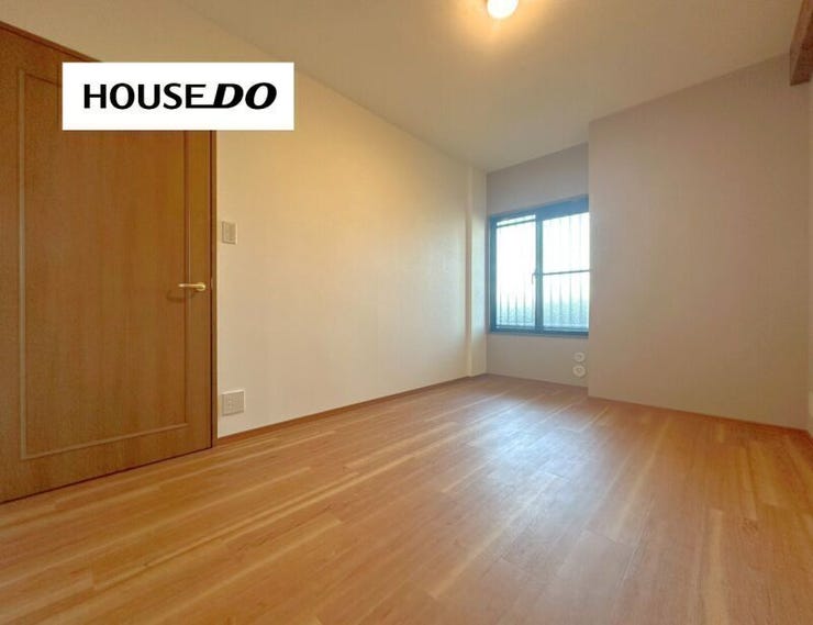 やさしい光が差し込む、落ち着いた洋室空間。プライベートな時間をゆっくり過ごせるお部屋です。