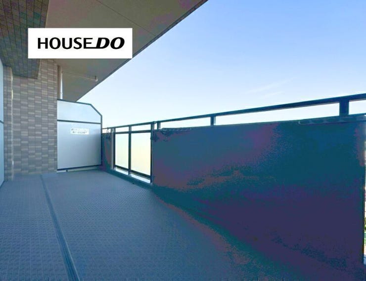 横に広く使えるバルコニーは、お洗濯物もたっぷり干せるゆとりある広さ。陽当たりを感じながら、外の空気にほっとできる空間です。