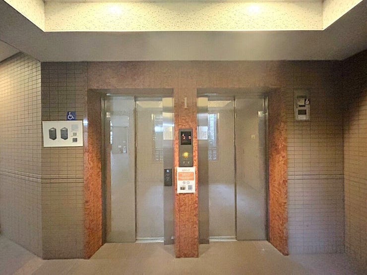 エレベーター2基付きで、朝の忙しい時間帯やお出かけ・お買い物帰りもスムーズ。ベビーカーや荷物が多い日にも助かります。