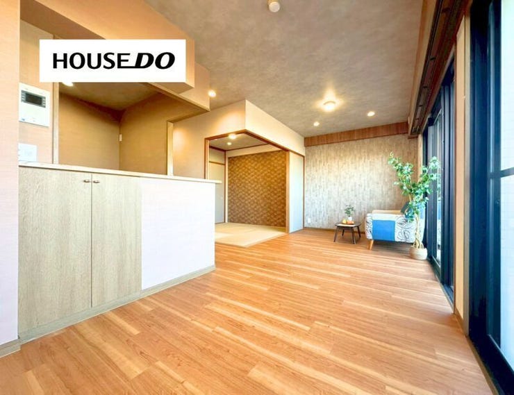 大きな開口部から光が差し込む、のびやかなLDK。和室とゆるやかにつながる間取りで、家族が自然と集まる心地よい空間です。