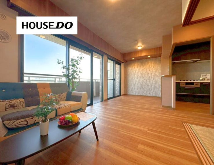 ソファやダイニングを置いてもゆとりを感じられる広さが魅力。窓面が広く、明るさと開放感をしっかり感じられます。