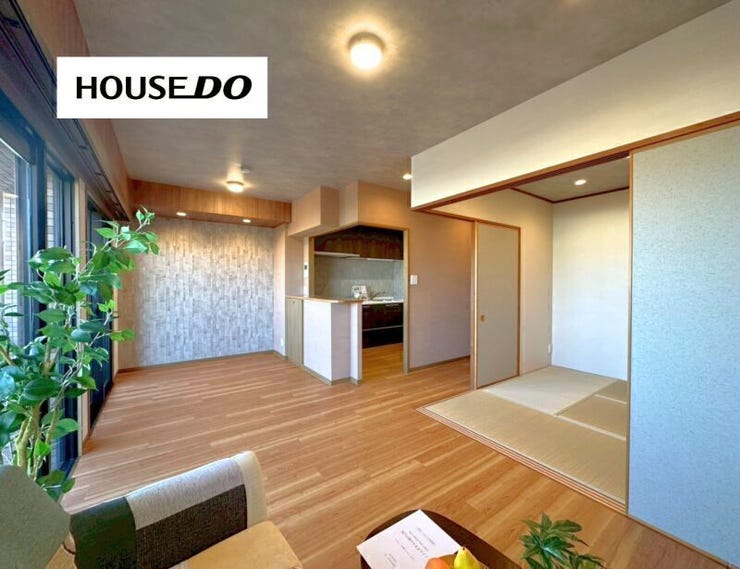 【リビング】
ソファやダイニングを置いてもゆとりを感じられる広さが魅力。窓面が広く、明るさと開放感をしっかり感じられます。