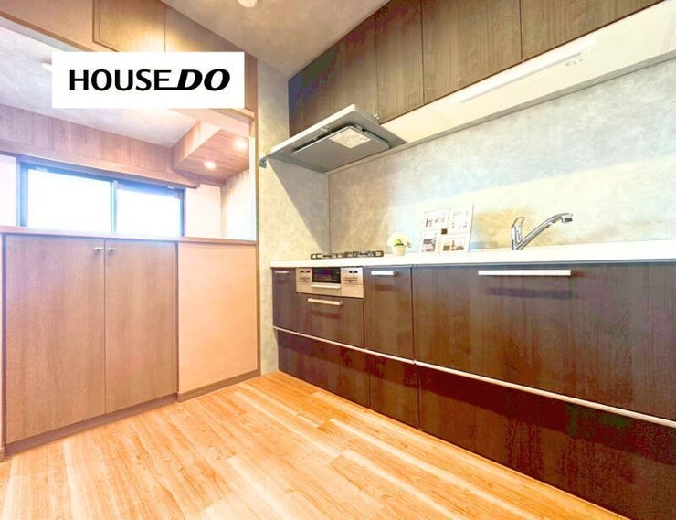 落ち着いた色味でまとめられたキッチンは、空間全体に上質感をプラス。作業スペースもしっかり確保され、毎日のお料理も快適です。