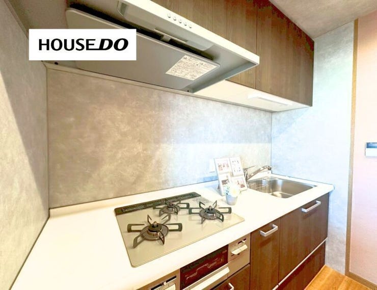 3口コンロ付きで同時調理もスムーズ。収納力のあるキッチンで、調理器具や食器類もすっきり片付きます。