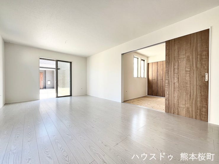 ■安らぎと笑顔の中心地■陽光が優しく降り注ぎ、会話が自然と弾む。ここでは、毎日が特別な時間へと変わります。