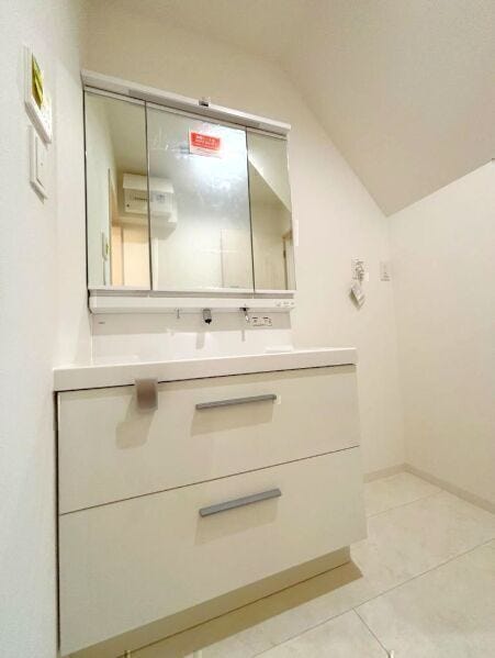 収納力のある三面鏡付き洗面台で、朝の支度・ヘアセットもスムーズに。